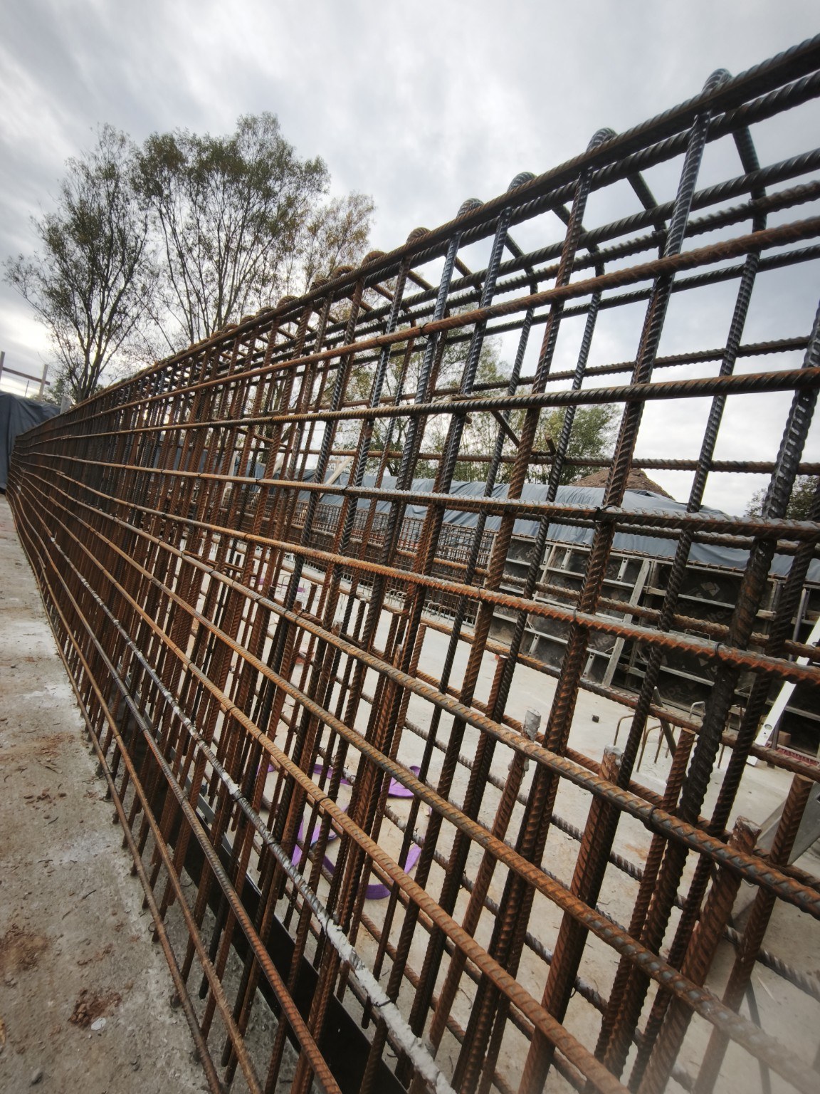 Langer Bewehrungskorb für Betonwand